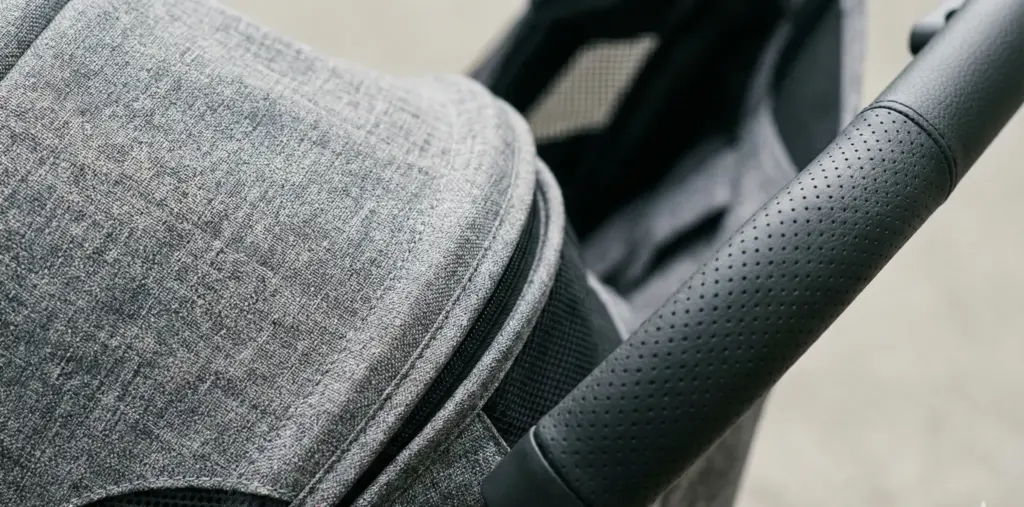 Detailansicht des Bugaboo Bee 6 Kinderwagens mit Fokus auf Stoffe, Rahmen und Verarbeitung.