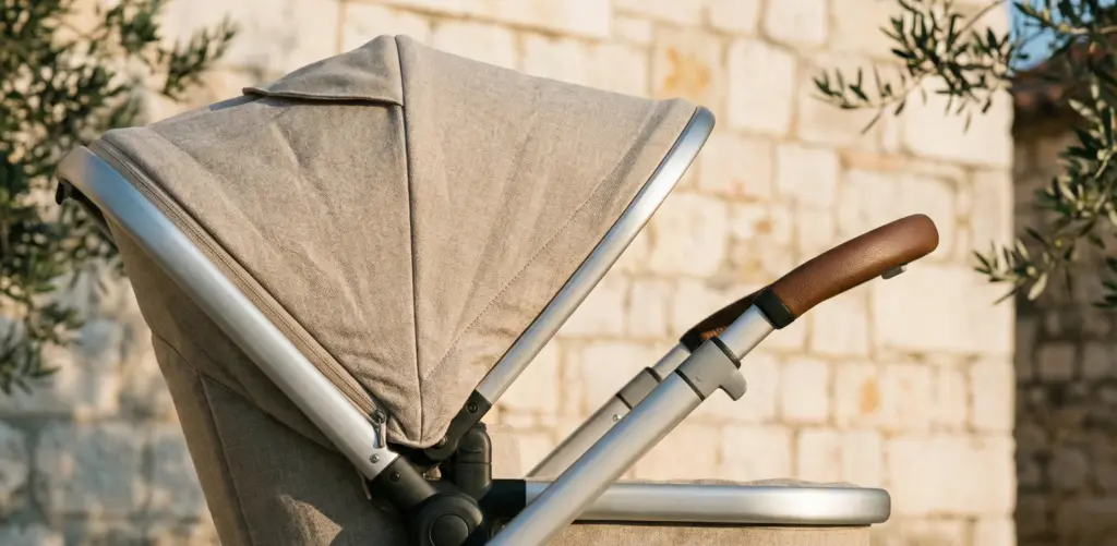 Detailaufnahme von Stoffen und Rahmen eines naturfarbenen Kombikinderwagens