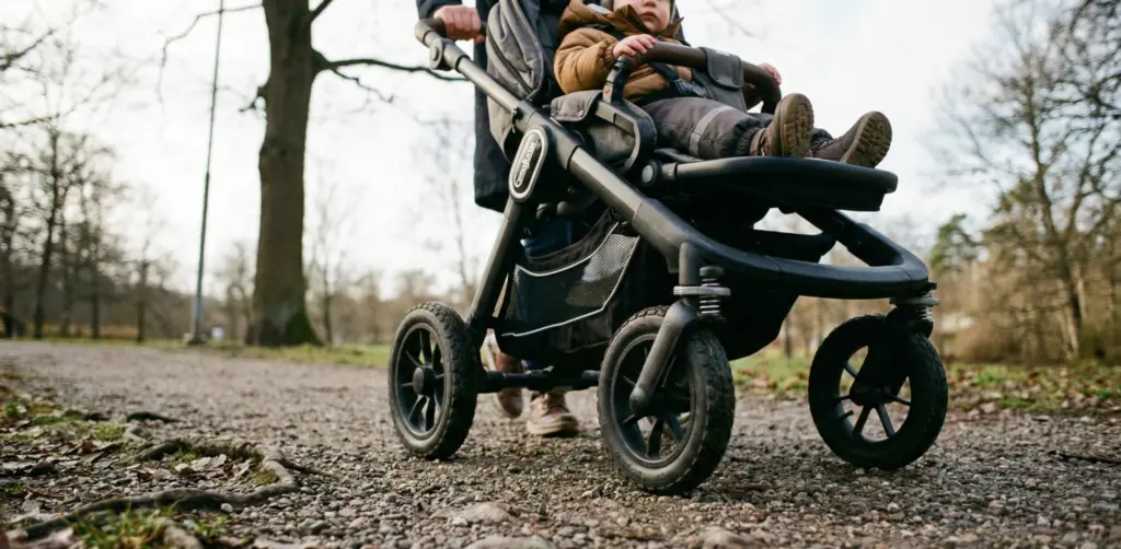 Emmaljunga NXT60 Fahrverhalten – stabiler Kinderwagen auf unebenem Untergrund