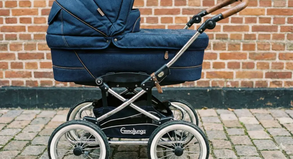 Klassischer Kinderwagen in Seitenansicht – robuste Stoffe, stabile Rahmenkonstruktion und große Räder