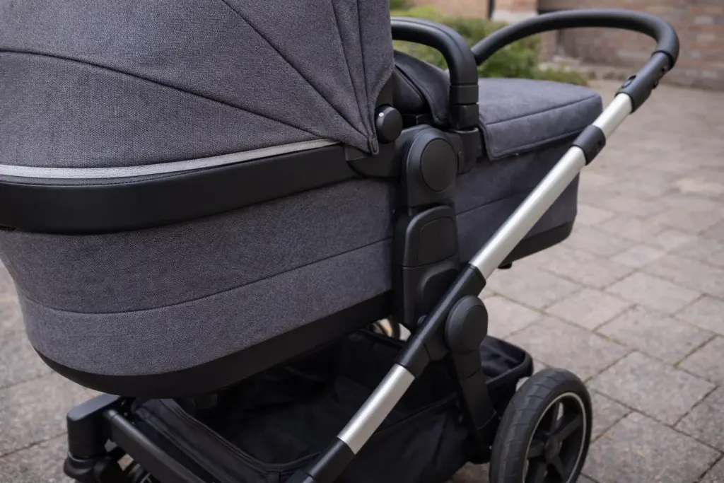 Kombi-Kinderwagen mit Stoffen, Nähten und Rahmen im Detail – saubere Verarbeitung im Alltag