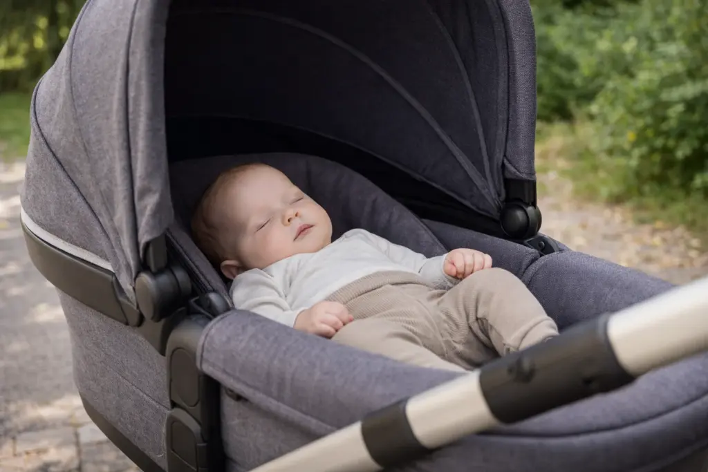 Gepolsterte Liegefläche im Kombi-Kinderwagen – Baby liegt ruhig und geschützt