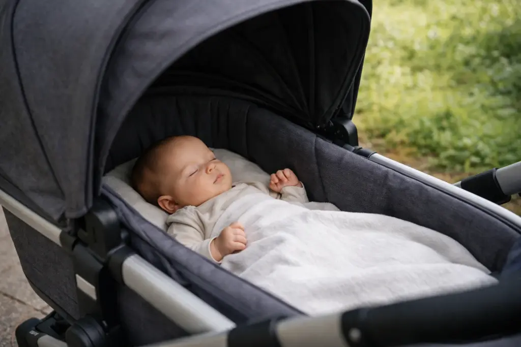 Gepolsterte Liegefläche im Kombikinderwagen – Baby liegt ruhig und geschützt unter Verdeck