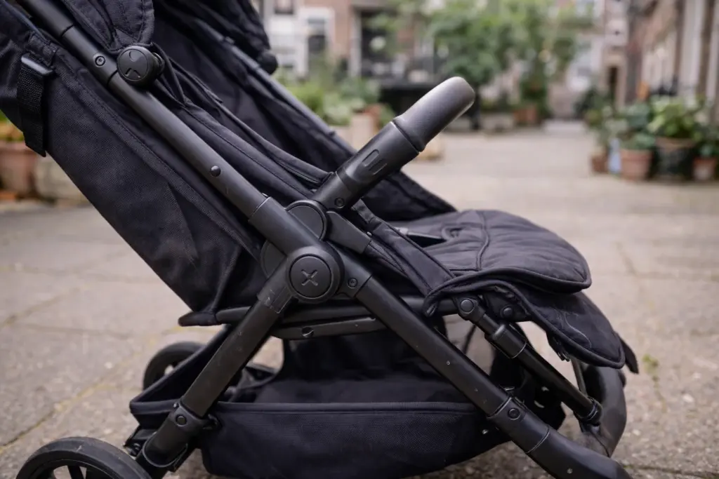 Kinderwagen im Detail – saubere Nähte und stabiler Rahmen im Alltag sichtbar