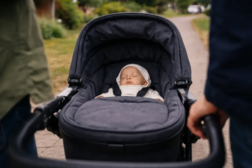 Gepolsterte Liegefläche im Kombikinderwagen – Baby liegt ruhig und geschützt