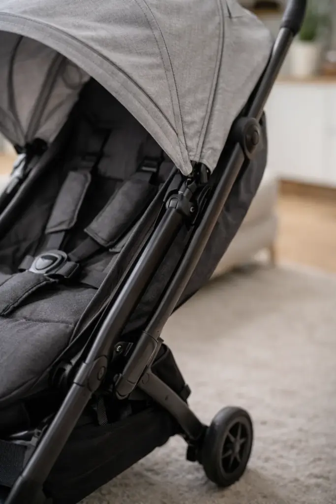 Detailansicht kompakter Buggy – Stoffstruktur, Rahmen und kleine Räder sauber verarbeitet