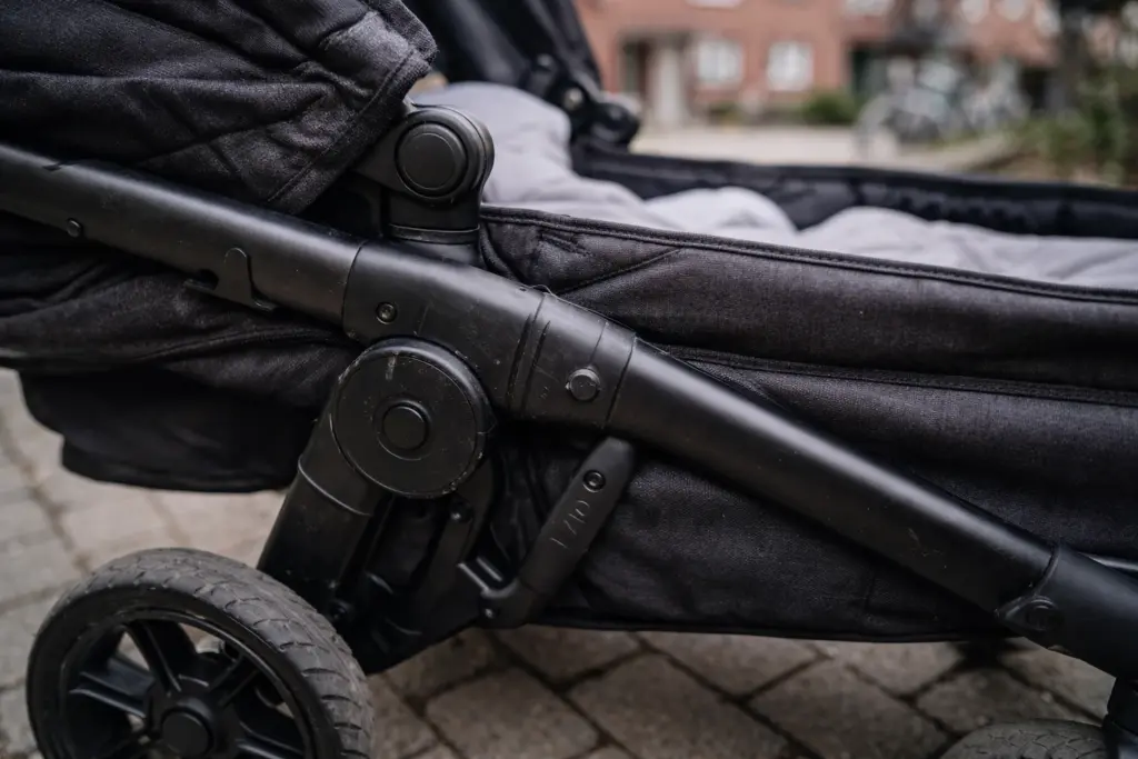 Kinderwagen Detailaufnahme – robuste Stoffe, stabile Nähte und Rahmen mit leichten Gebrauchsspuren