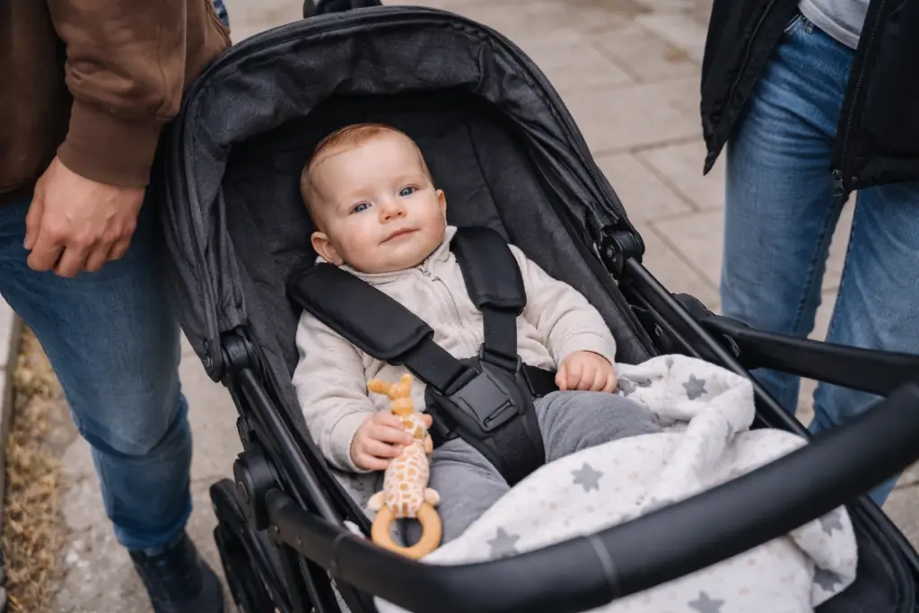 Baby sitzt ruhig im Kinderwagen – gepolsterter Sitz mit geschützter und bequemer Position