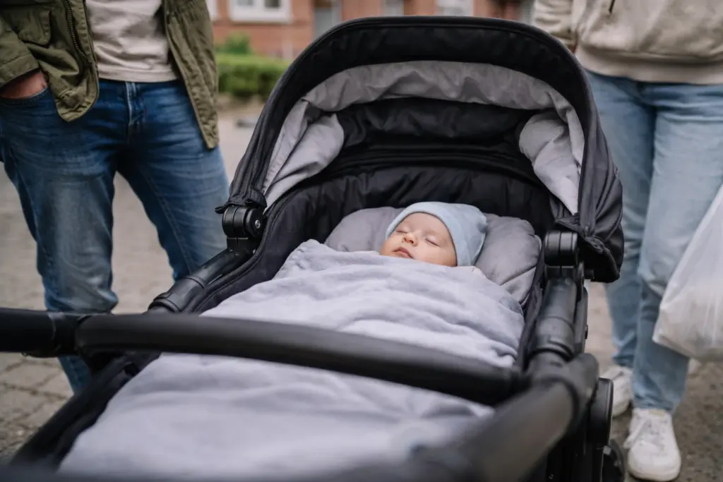 Kombikinderwagen mit gepolsterter Liegefläche – Baby liegt ruhig und geschützt im Freien