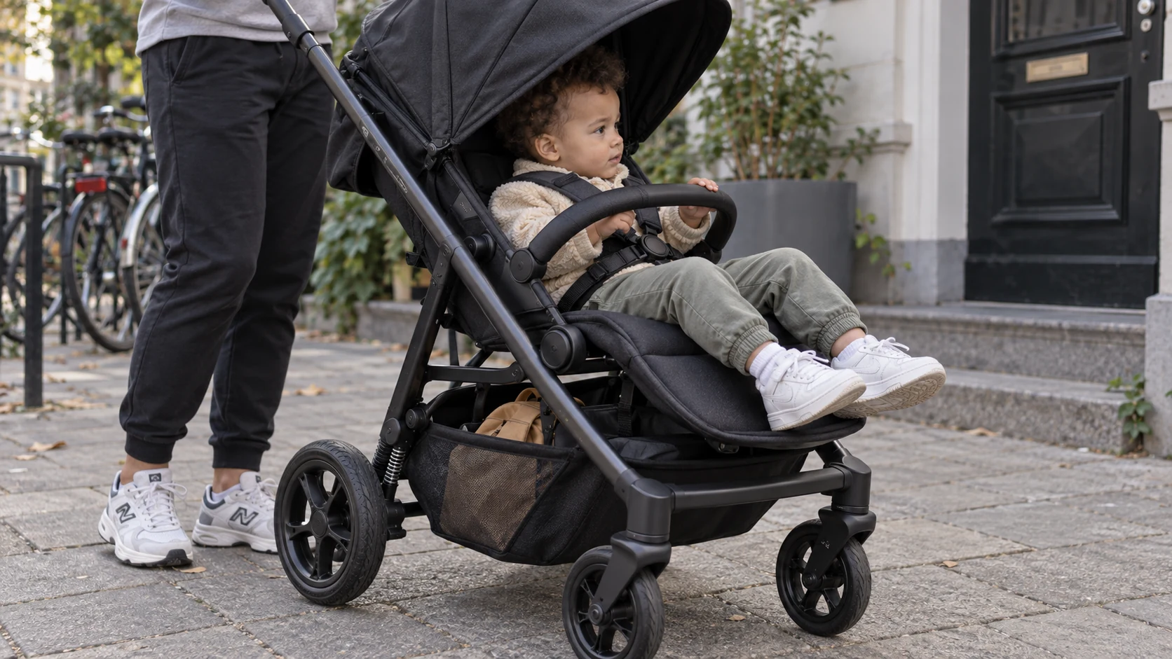 Detailansicht eines ABC Design Avus 3 ähnlichen Buggys mit Rädern, Rahmen und Sitz