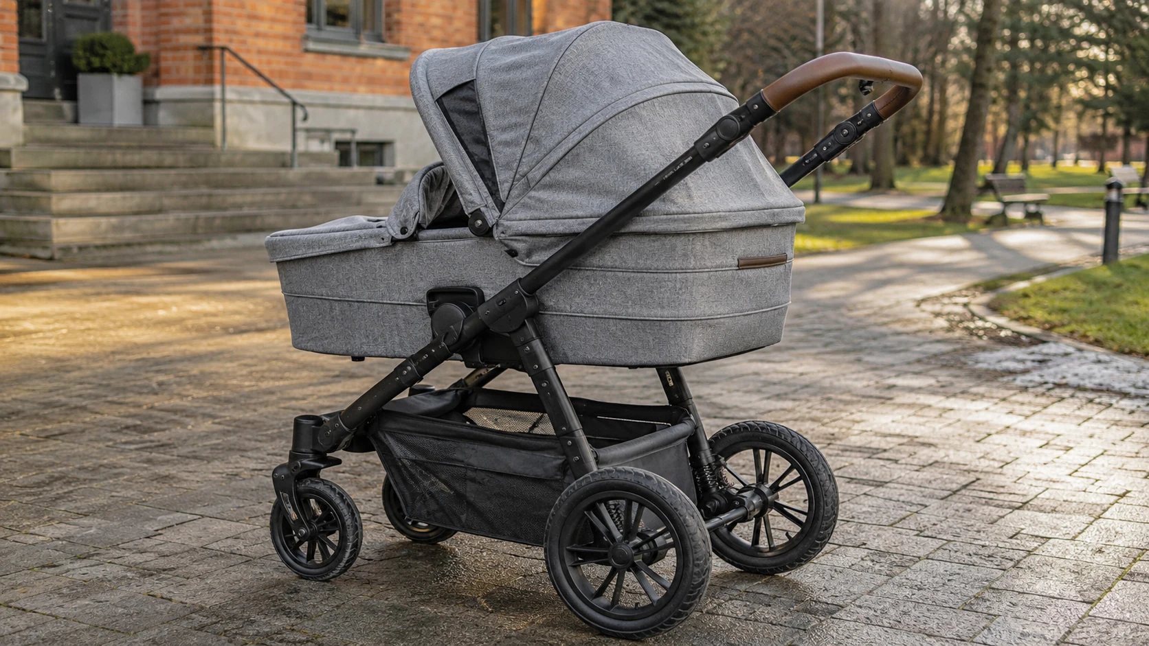 Joolz Geo5 mit Babywanne, großem Einkaufskorb und All-Terrain-Rädern in Seitenansicht