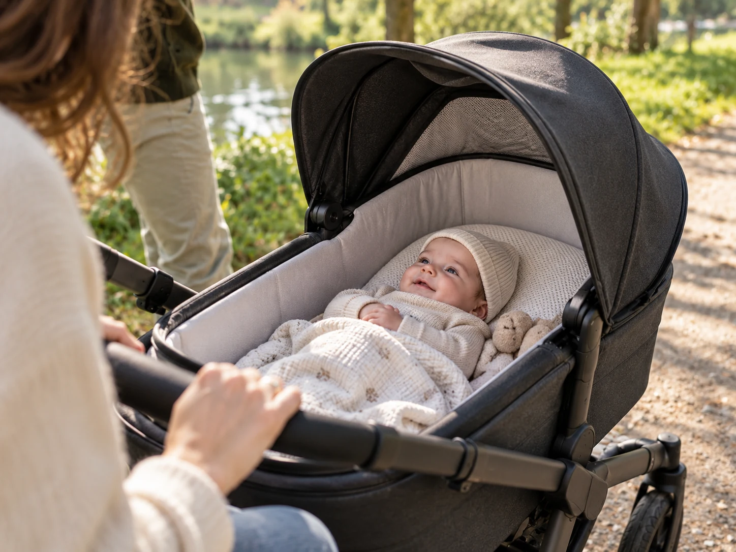 Baby in der komfortablen Liegewanne eines Bugaboo Cub Kinderwagens